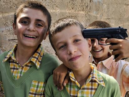 Tres niños del Kurdistán turco, en una imagen de Tino Soriano incluida en la muestra.