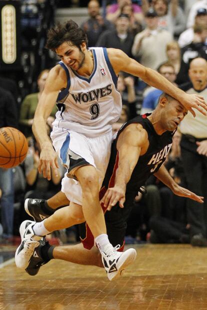 Shane Battier disputa el balón con Ricky Rubio.