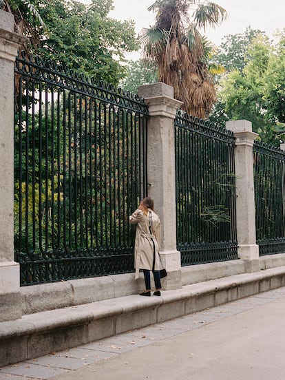 María Valverde echa un vistazo dentro del Jardín Botánico.