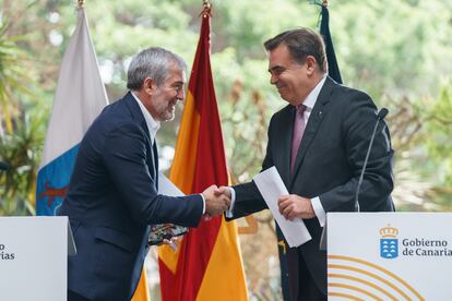 El vicepresidente de la Comisión Europea, Margaritis Schinas (a la derecha), y el presidente de Canarias, Fernando Clavijo, tras reunirse este miércoles en la sede del Gobierno canario en Santa Cruz de Tenerife.