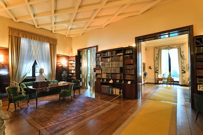 The library in the residence.