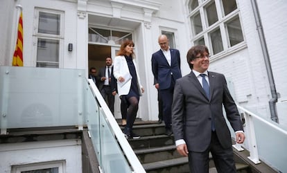 Carles Puigdemont en la inauguració de la Delegació de la Generalitat a Dinamarca. Al darrere, Raül Romeva.