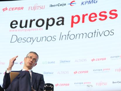 El gobernador del Banco de España, Pablo Hernández de Cos, interviene durante un desayuno informativo de Europa Press en el auditorio Beatriz Madrid, en Madrid, (España).