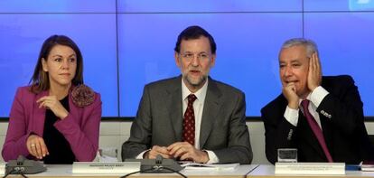 Mariano Rajoy, entre Dolores de Cospedal y Javier Arenas. 