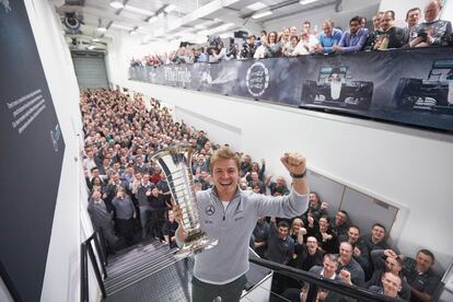 En la imagen, Nico Rosberg celebra el título de campeón del mundo junto al equipo Mercedes F1, en Brackley (Reino Unido).