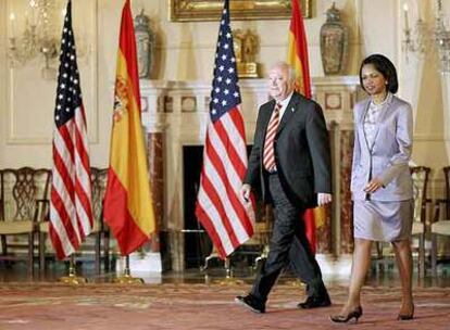 El ministro de Exteriores, Miguel Ángel Moratinos, y la secretaria de Estado de EE UU, Condoleezza Rice, en junio de 2006.