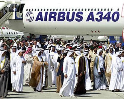 Ejecutivos de Emirates y otros visitantes occidentales, ayer, en el Salón Aeronáutico de Dubai.
