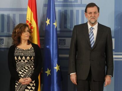 De izquierda a derecha: Soraya S&aacute;enz de Santamar&iacute;a y Mariano Rajoy, vicepresidenta y presidente del Gobierno, respectivamente. 