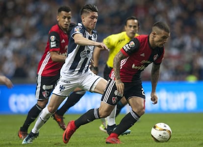 Gonz&aacute;lez (i) durante un partido de Liga. 