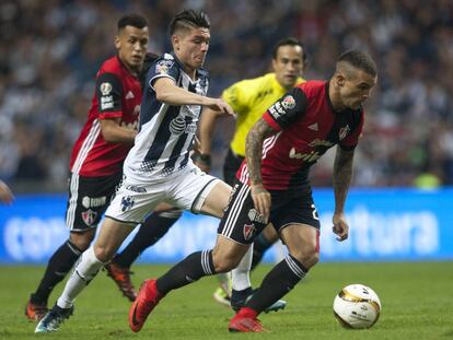 Gonz&aacute;lez (i) durante un partido de Liga. 