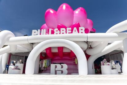 Una flor de loto gigante puso el fucsia como color protagonista del espacio Dream Valley de Pull&Bear.