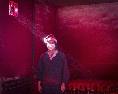 O fotógrafo chinês Ronghui Chen ficou no segundo lugar na categoria temas contemporâneos. A imagem mostra um operário em uma fábrica de decoração de Natal na China.