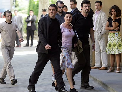 Arnaldo Otegi (segundo por la izquierda) llega a la Audiencia Nacional acompañado de Ione Goirizelaia y Juan José Petrikorena.
