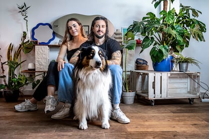 Paula Navarro y José Andreu y su perro Aquest, en la casa que han comprado en Valencia. 