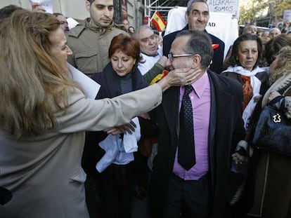 Alcaraz, acompañado por un grupo de seguidores a la puerta de la Audiencia Nacional.