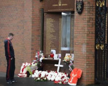 Un seguidor del Liverpool, ante el memorial en homenaje a las víctimas de Hillsborough situado en uno de los accesos a Anfield