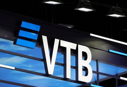 Logo del banco VTB en San Petesburgo, Rusia