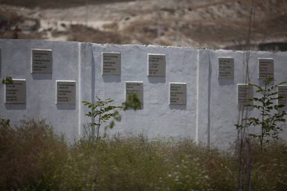 Uno de los muros de La Gallera, con las placas y los nombres de los desaparecidos.