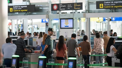 Un control de pasajeros, en el aeropuerto de El Prat de Barcelona.