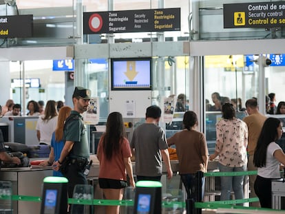 Un control de pasajeros, en el aeropuerto de El Prat de Barcelona.
