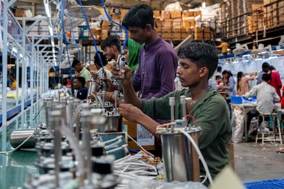 Empleados en una fábrica de calentadores de agua, en Sonepat (India), en agosto de 2024.