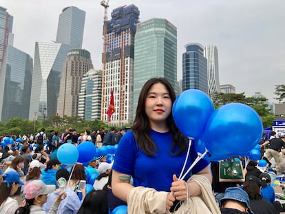 Sumin Kim, una programadora de 27 años, en el acto de cierre de campaña de Lee Jae-myung, en Seúl, este lunes.