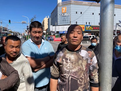 Deng Libo (derecha), de 45 años, trabajador migrante que reside en Ma Ju Qiao, una zona en las afueras de Pekín.