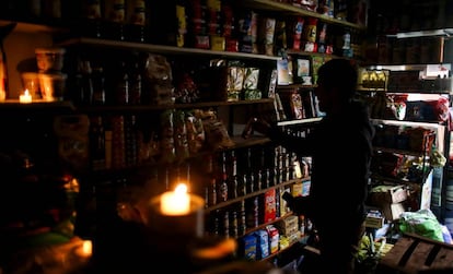 Uma loja sem luz em Buenos Aires.