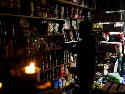 Uma loja sem luz em Buenos Aires.