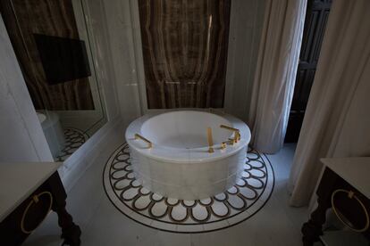 El baño de la suite real cuenta con una bañera de jacuzzi colocada en el centro de la estancia.