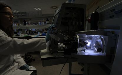 Laura Peláez, técnico de laboratorio, trabaja con un espectrómetro de masas, para la caracterización de proteínas, en el  Laboratorio de Proteómica. Centro de Biología Molecular "Severo Ochoa".