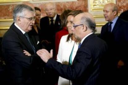 El fiscal general del Estado, Eduardo Torres-Dulce (i), junto a la ministra de Sanidad, Servicios Sociales e Igualdad, Ana Mato (2d), conversa con el ministro de Hacienda y Administraciones Públicas, Cristóbal Montoro (d), durante el acto central de celebración del Día de la Constitución.