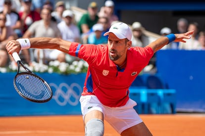 Djokovic devuelve la pelota a Alcaraz. 