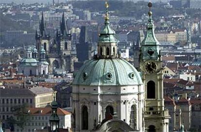 Vista de la iglesia de San Nicolás, en el centro histórico de Praga.