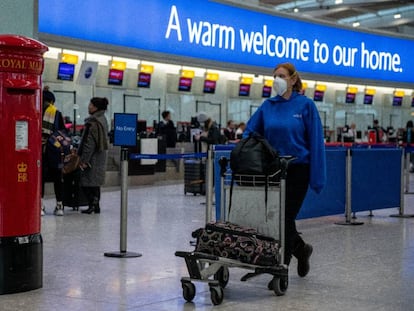 Pasajeros en  la terminal 5  del aeropuerto  de Heathrow.