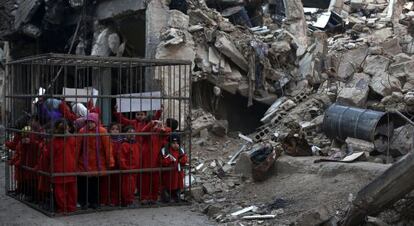 Ni&ntilde;os enjaulados en una protesta en Damasco.