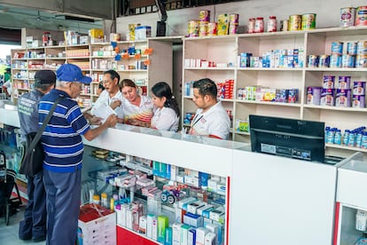 Dos clientes compran medicamentos en una farmacia en Mérida, Estado de Yucatán, en una fotografía de archivo.