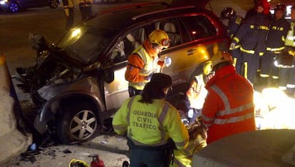 El fallecido recibe atenci&oacute;n en el lugar del accidente.