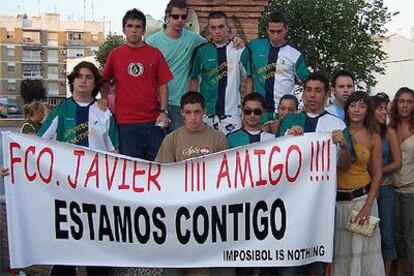 Amigos y vecinos de Francisco Javier, durante la manifestación a su favor.