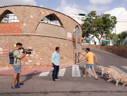 Unos periodistas en el lugar donde fue encontrado, en la madrugada del 13 de septiembre en la urbanización Benyamina en Torremolinos (Málaga), el cadáver de una joven, ahora identificada.