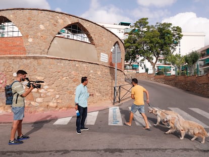 Unos periodistas en el lugar donde fue encontrado el cuerpo de la joven en la madrugada del 13 de septiembre en Torremolinos (Málaga).