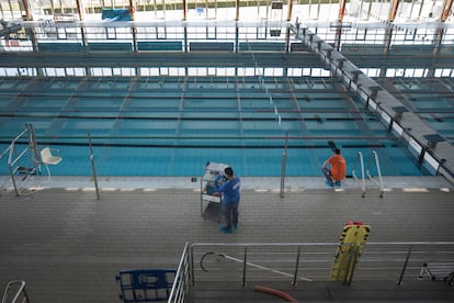 Un operario trabaja en el mantenimiento de la piscina del Club Natació Sabadell.