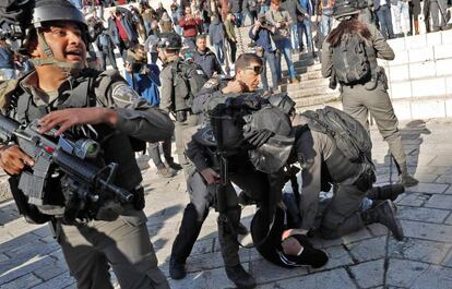 Agents israelians detenen un manifestant, aquest divendres a la porta de Damasc de Jerusalem.