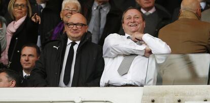 El propietario del Newcastle, Mike Ashley (derecha), con el presidente del club, Lee Charnley.