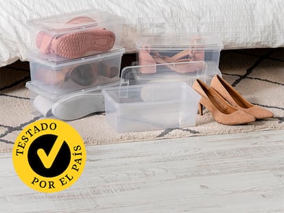 Unas cajas en el suelo abiertas con calzado dentro.