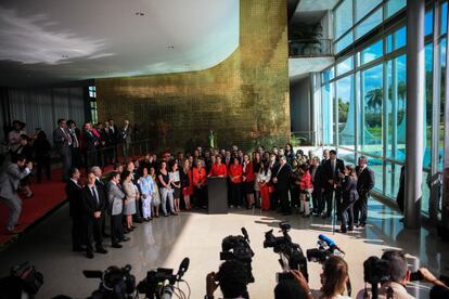 Dilma Rousseff, cercada por ex-ministros, parlamentares e apoiadores, antes de fazer seu pronunciamento às imprensa após o impeachment. Ela prometeu "determinada oposição ao governo golpista". 