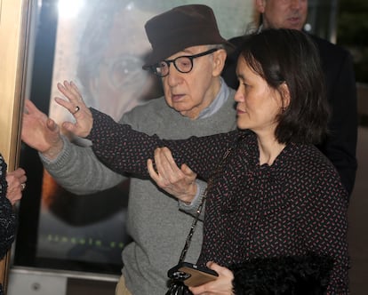 Woody Allen y Soon-Yi Previn en el estreno de la obra de teatro 'McNeal', el 30 de septiembre de 2024, en Broadway (Nueva York).