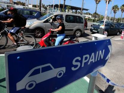 Vecinos de Gibraltar aguardan este viernes en cola para entrar en Espa&ntilde;a.