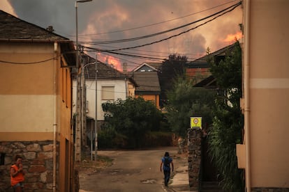  Un hombre camina en las proximidades del incendio forestal que afecta al Parque de Las Médulas, el domingo.