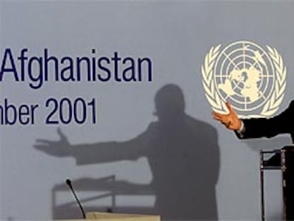 El portavoz del enviado de la ONU para Afganistán, Ahmad Fawzi, durante la rueda de prensa cerca de Bonn.